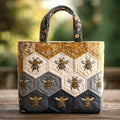 Bolsa Tote Matelassê com Pingente de Abelha