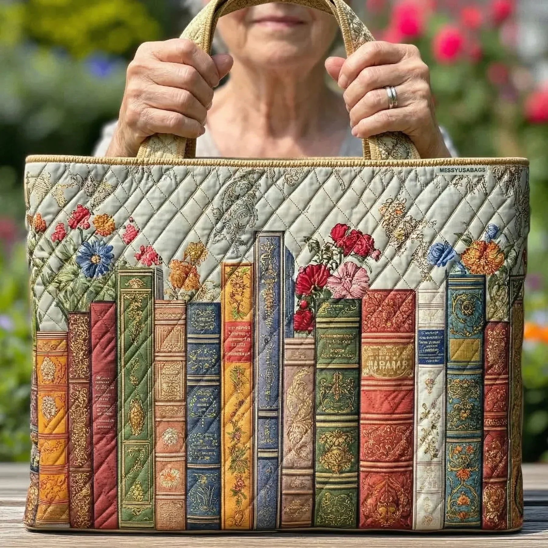 Bolsa Tote Matelassê - Biblioteca Encantada